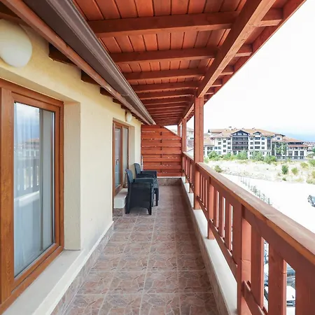 Stylish 1br Balcony Walk To Lift & Apartment *